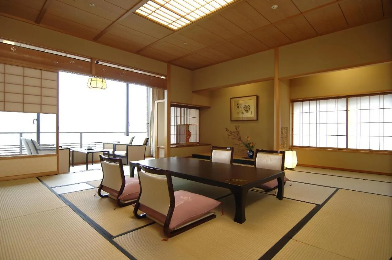 Hotel Wakamizu Takarazuka 4*,